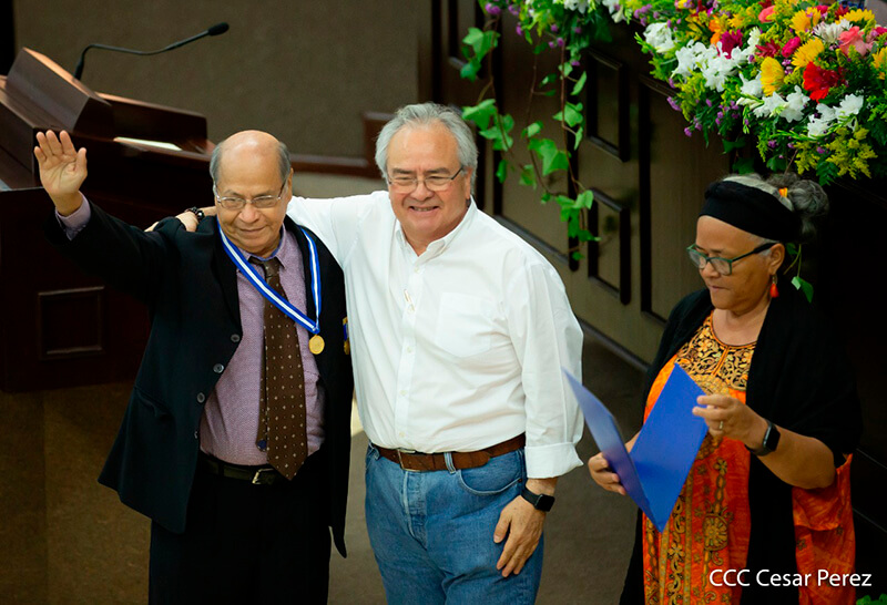 entrega-orden-rigoberto-cabezas-asamblea-nacional-nicaragua-a-periodistas